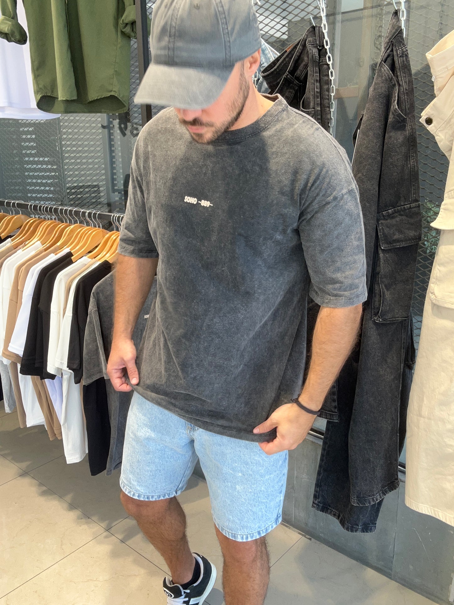 Remera gris lavada estampada