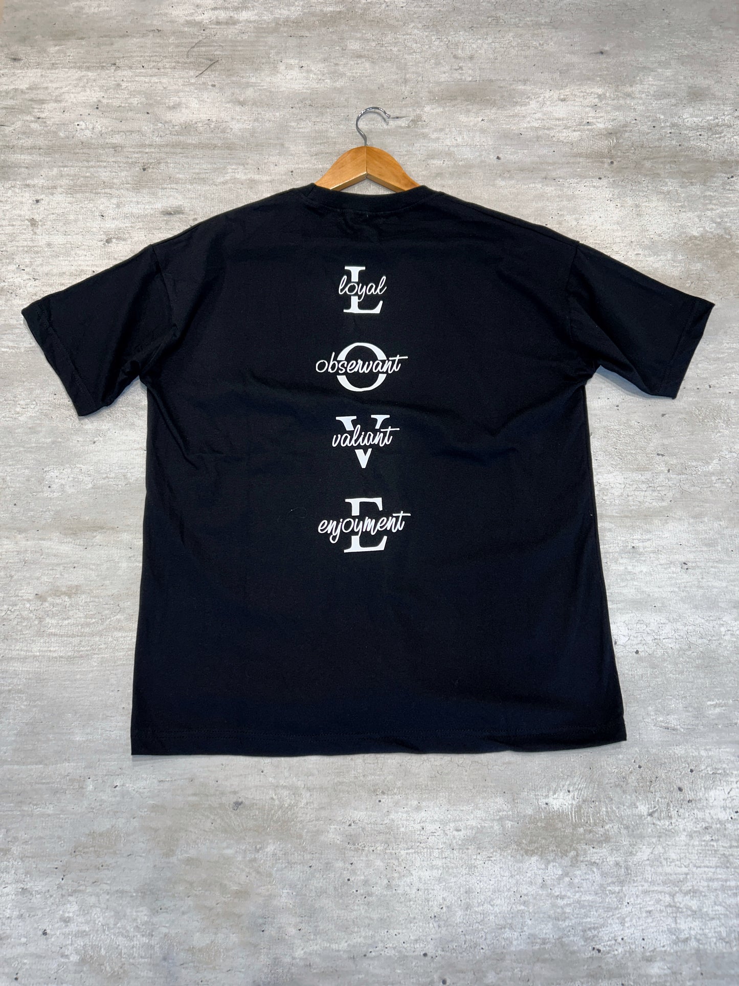 Remera negra estampada LOVE (espalda)