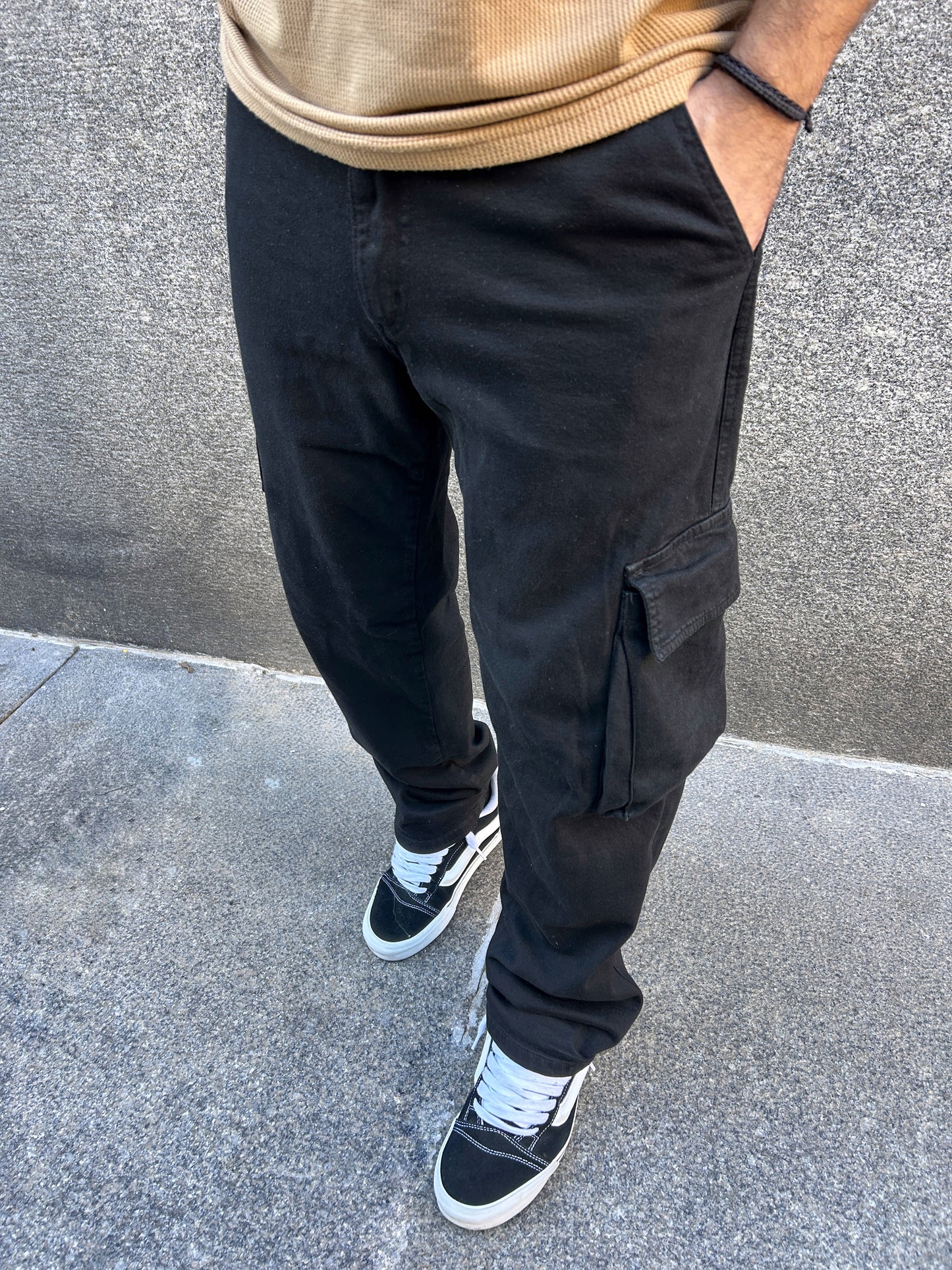 Cargo negro de gabardina