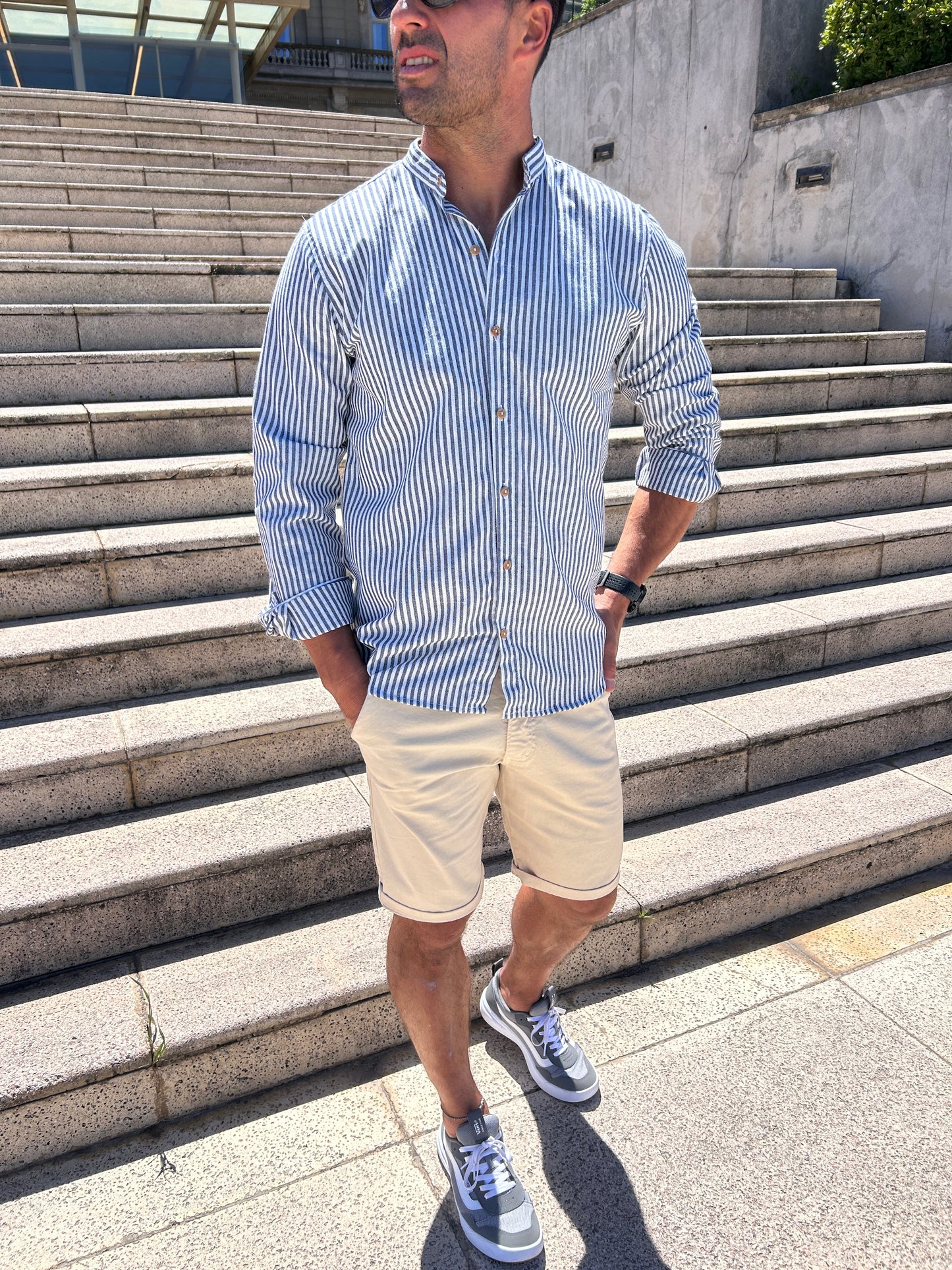 Camisa rayada azul marino y blanco