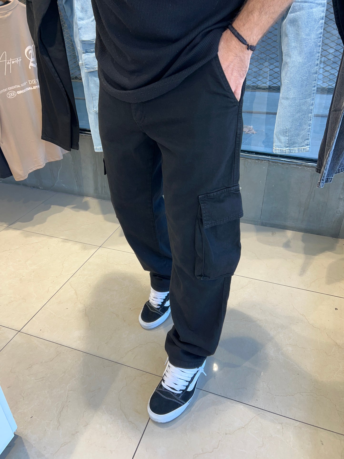 Cargo negro de gabardina