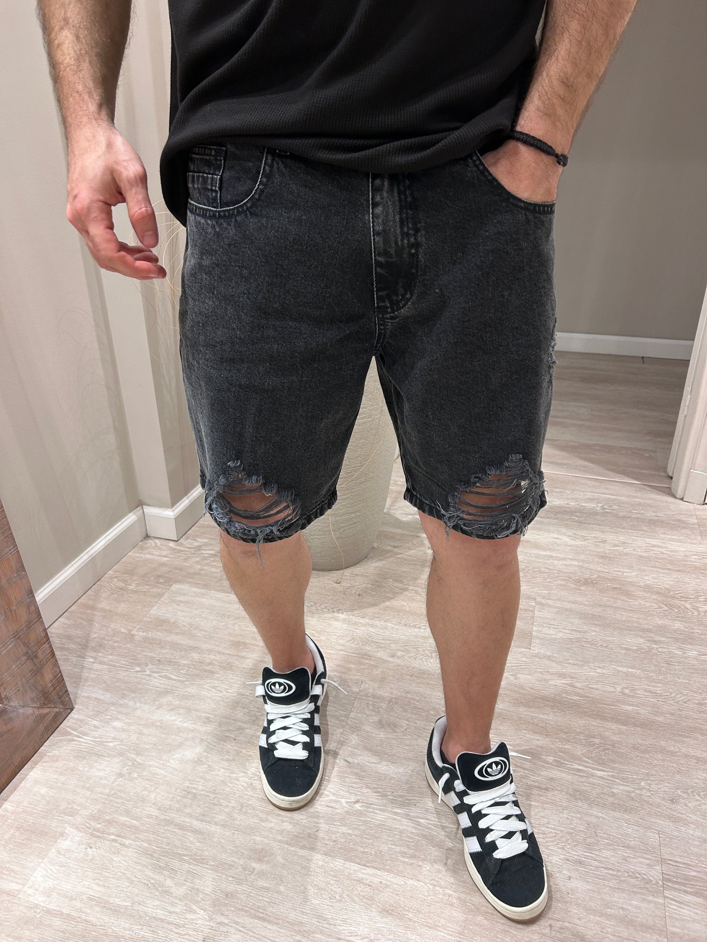 Bermuda gastada con roturas