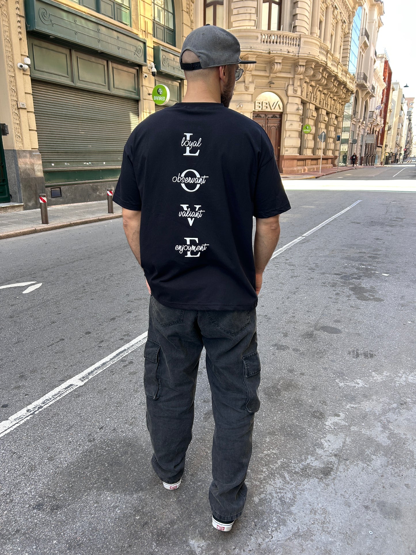 Remera negra estampada LOVE (espalda)