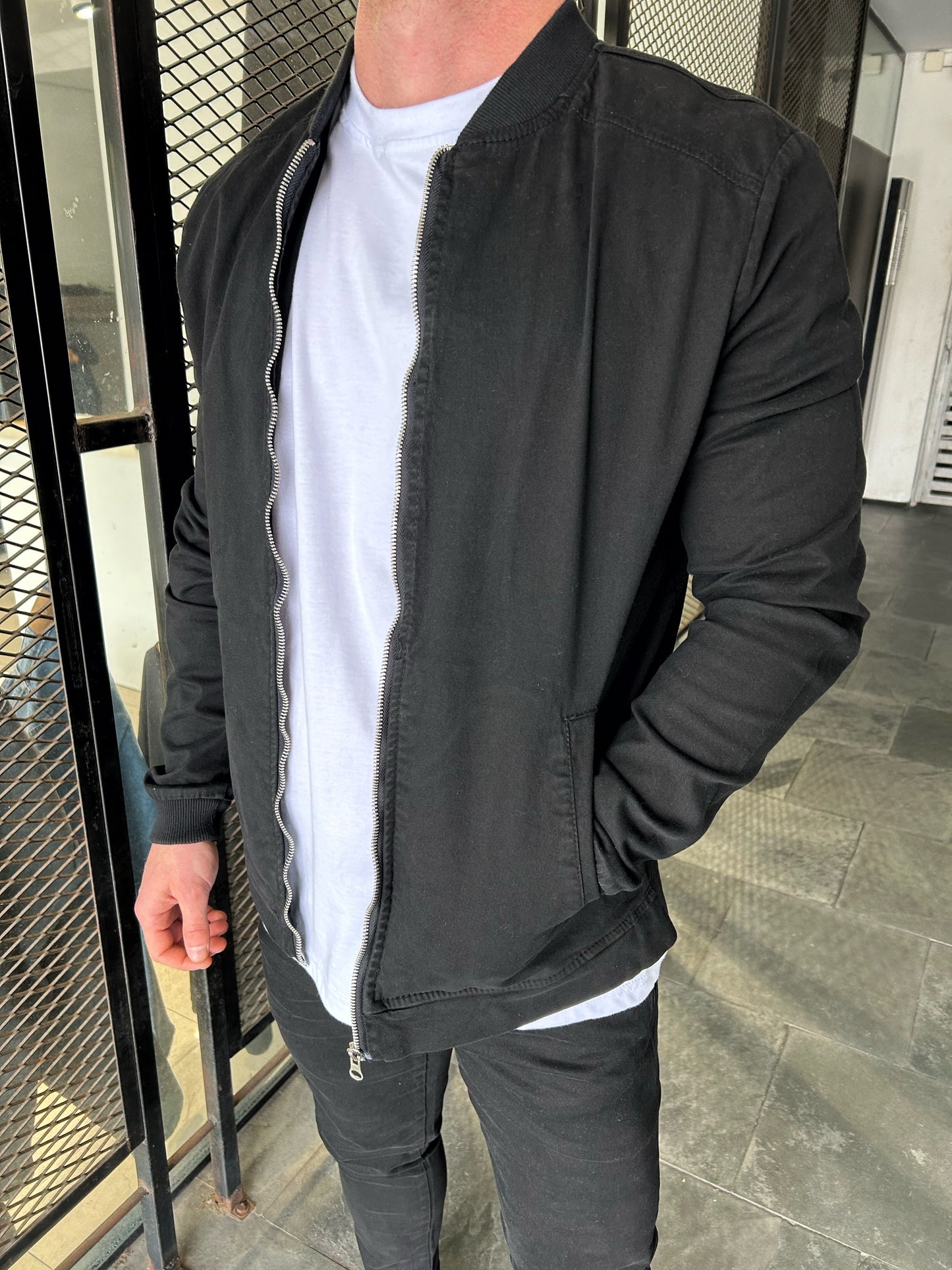 Campera de gabrdina negra