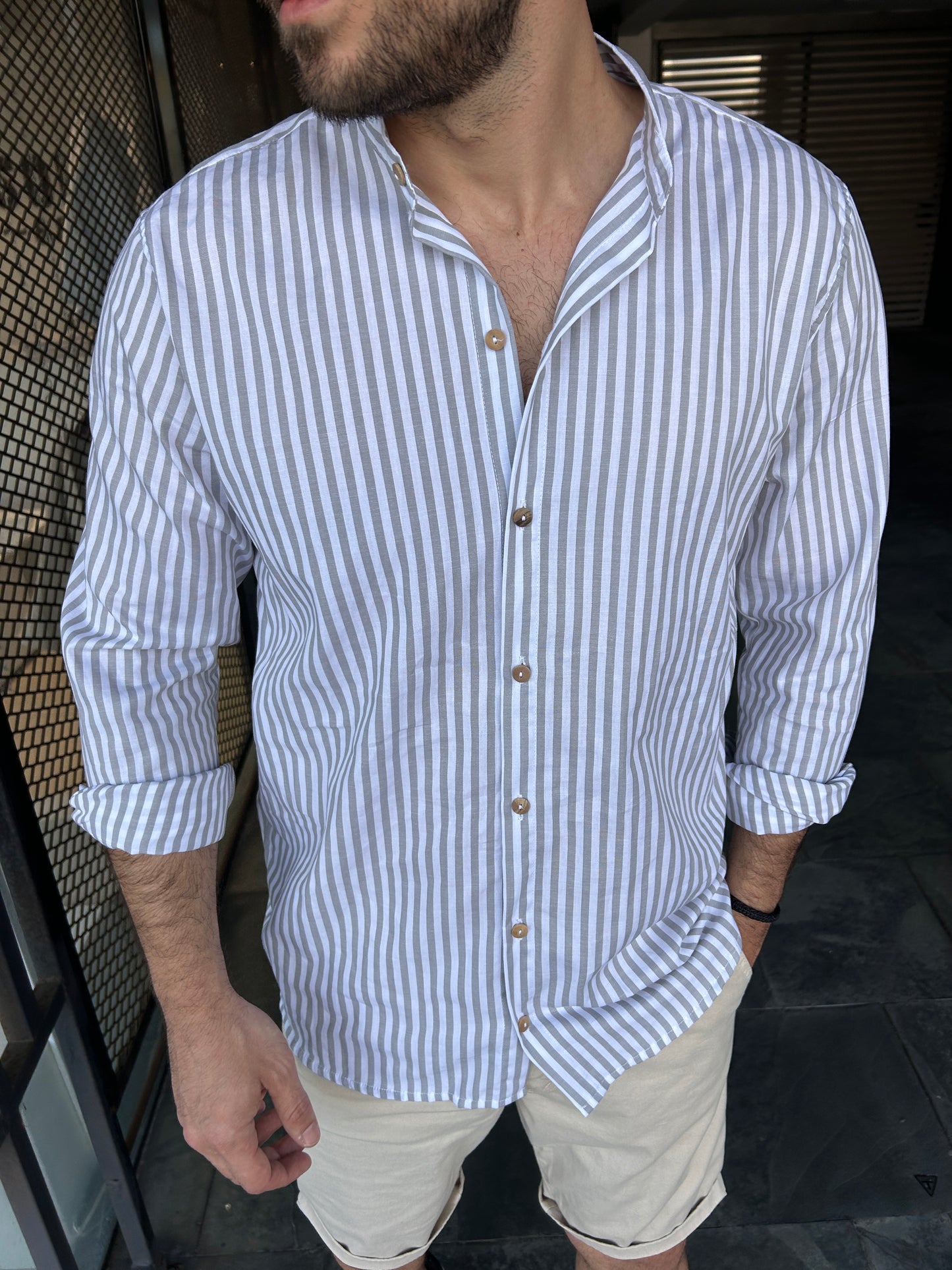 Camisa rayada, gris con blanco