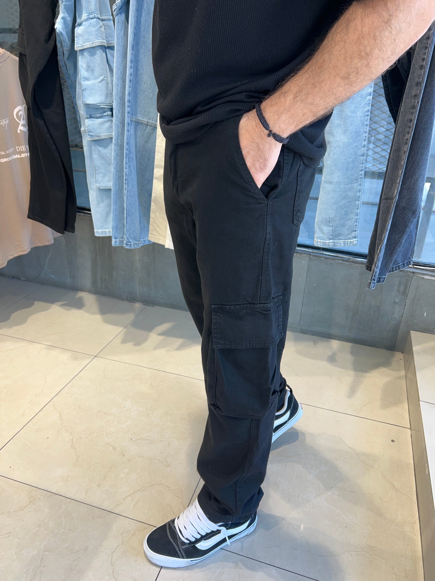 Cargo negro de gabardina