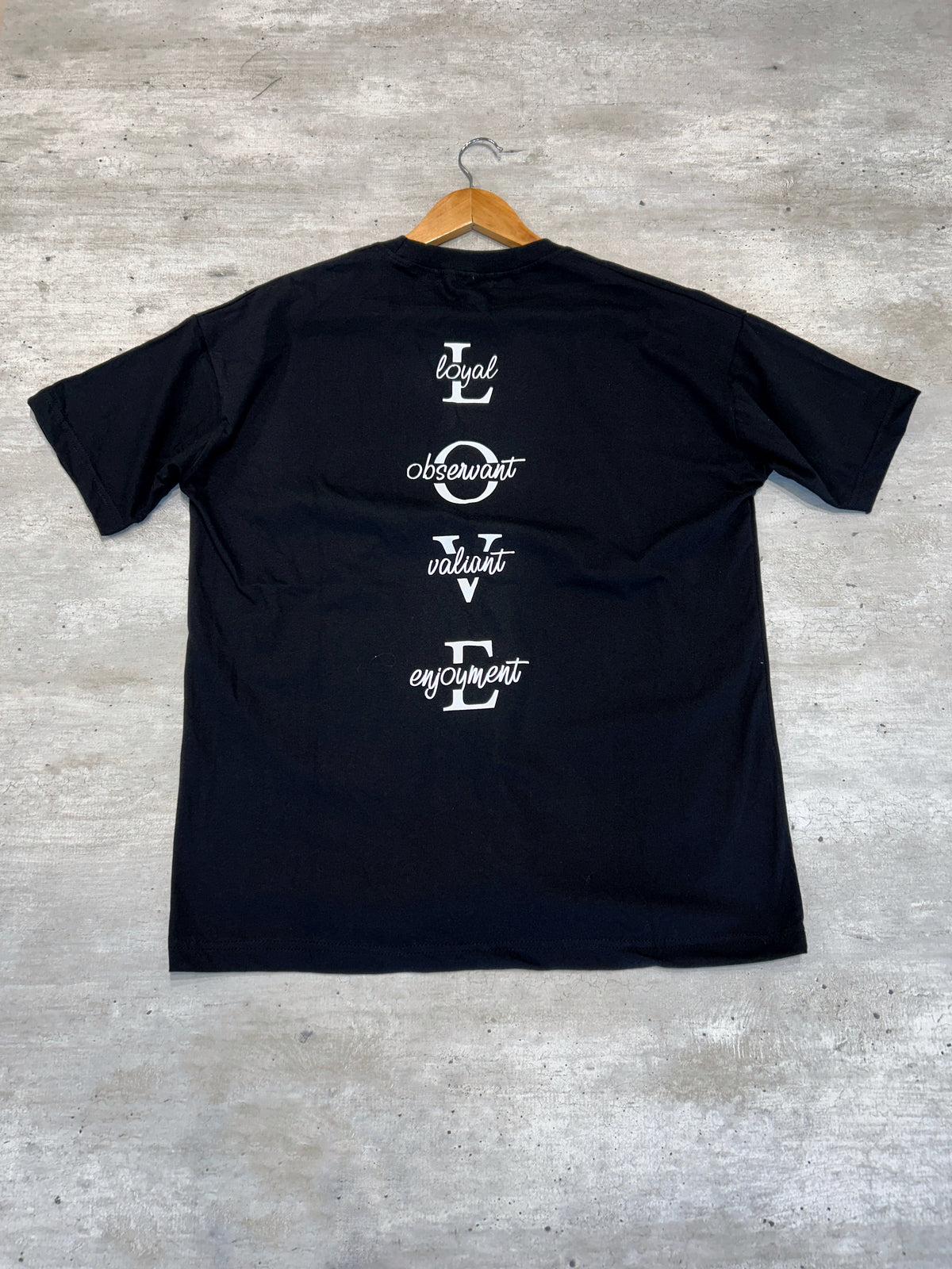 Remera negra estampada LOVE (espalda)