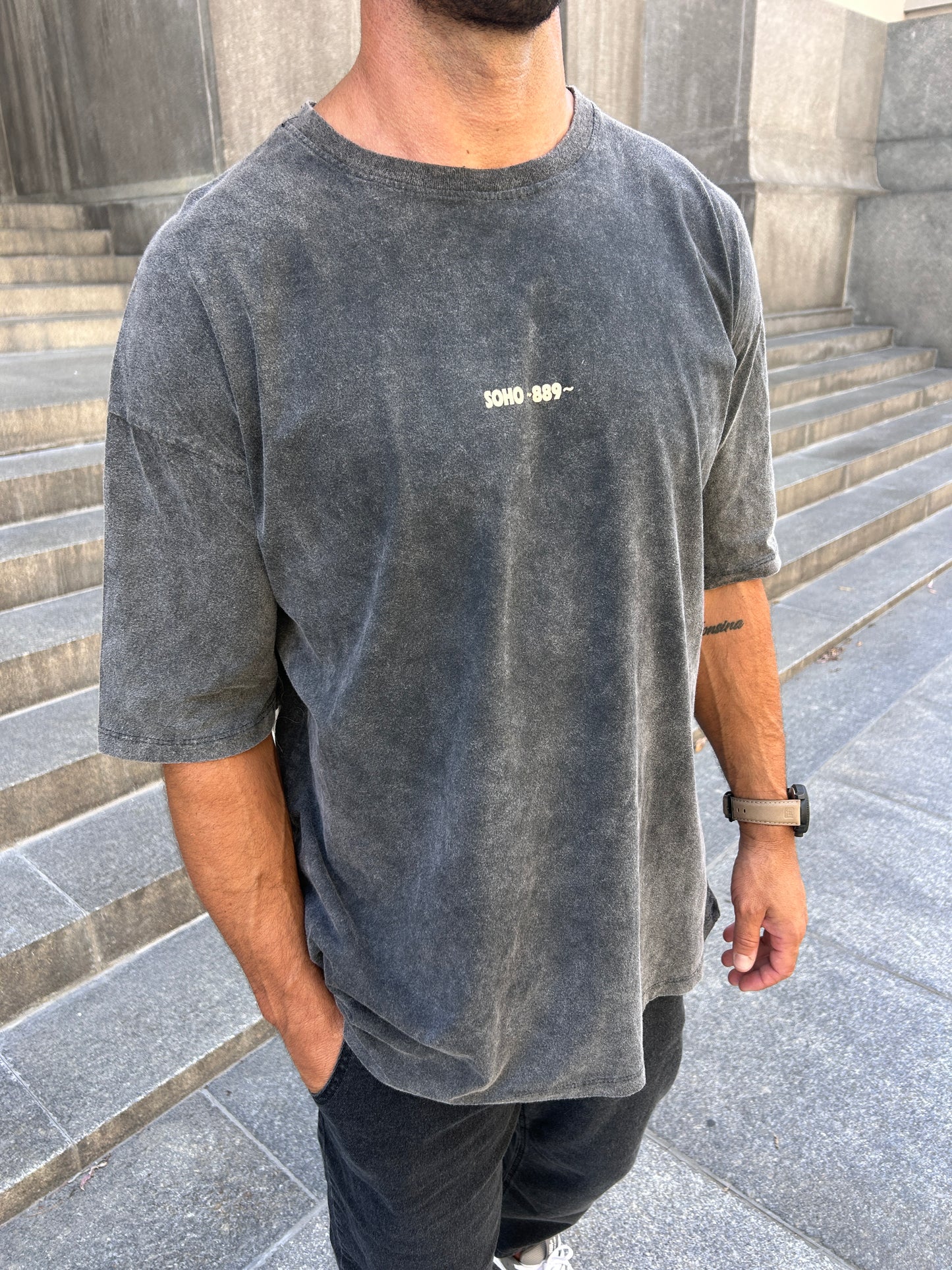 Remera gris lavada estampada
