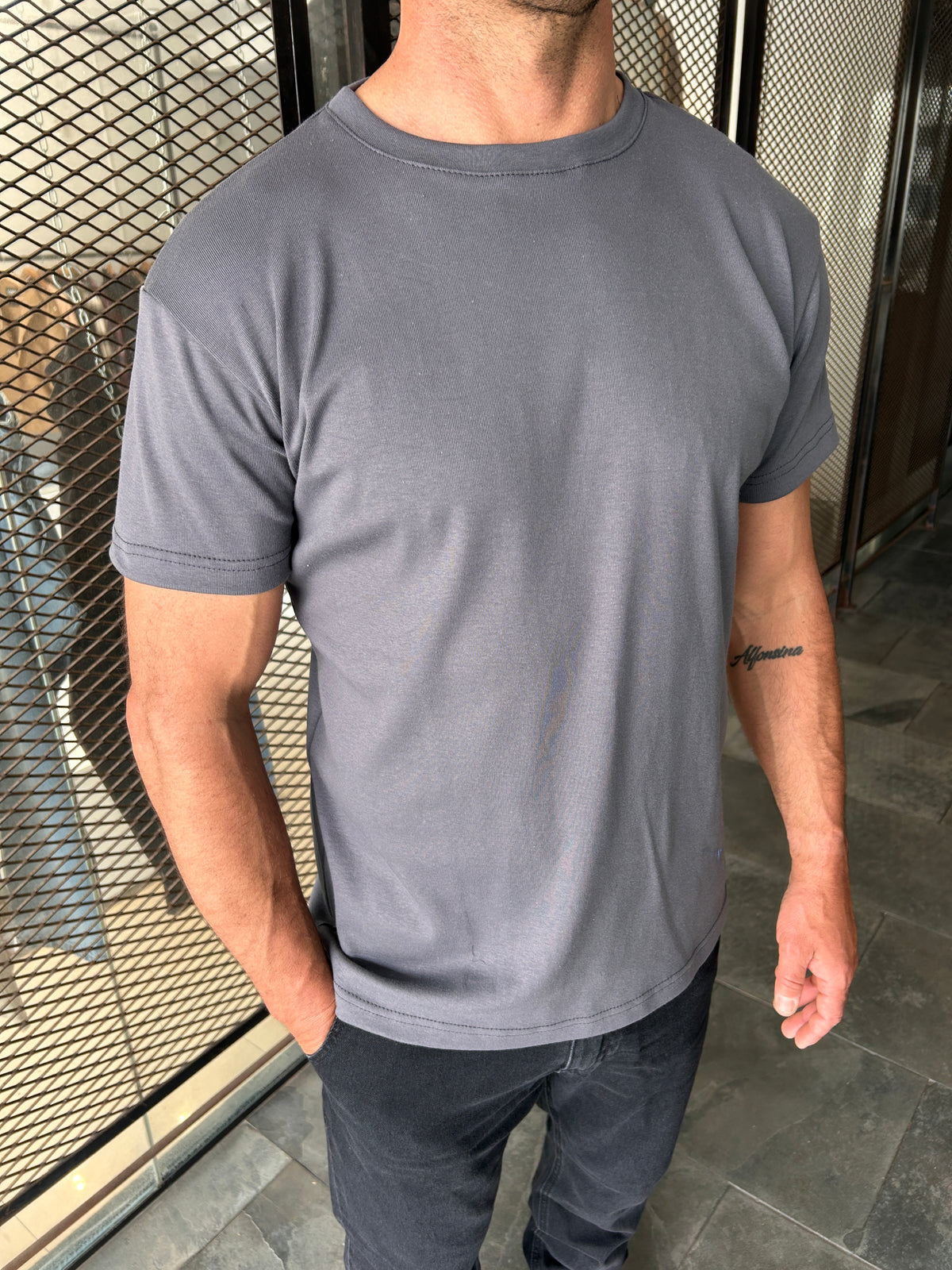 Remera básica gris topo
