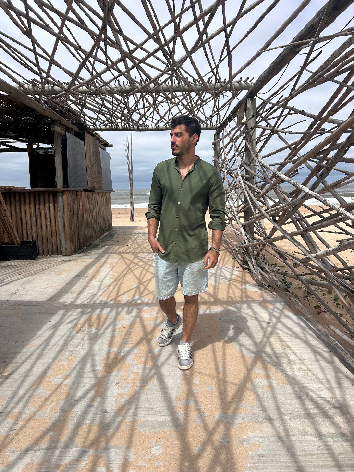 Camisa de lino verde oliva