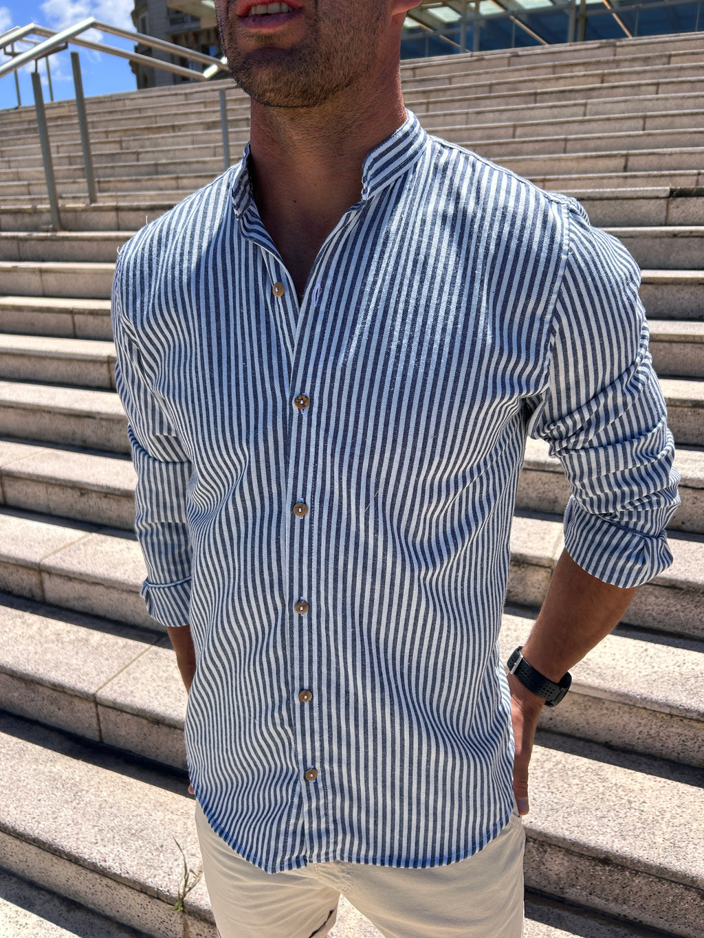Camisa rayada azul marino y blanco