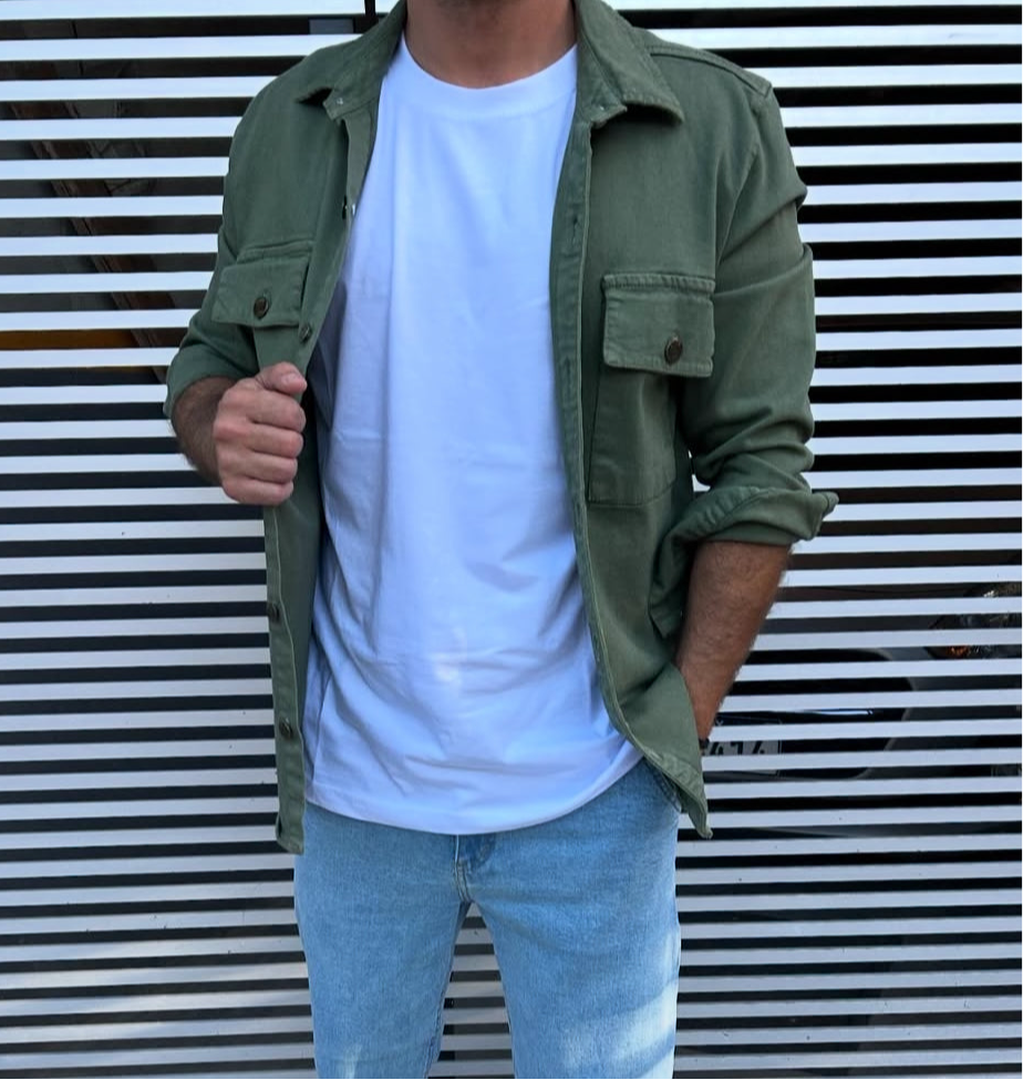 Sobre camisa verde
