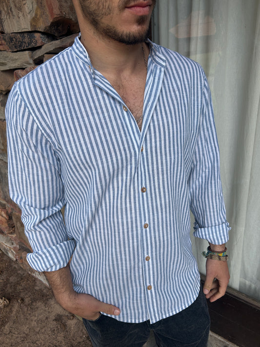 Camisa rayada celeste y blanca