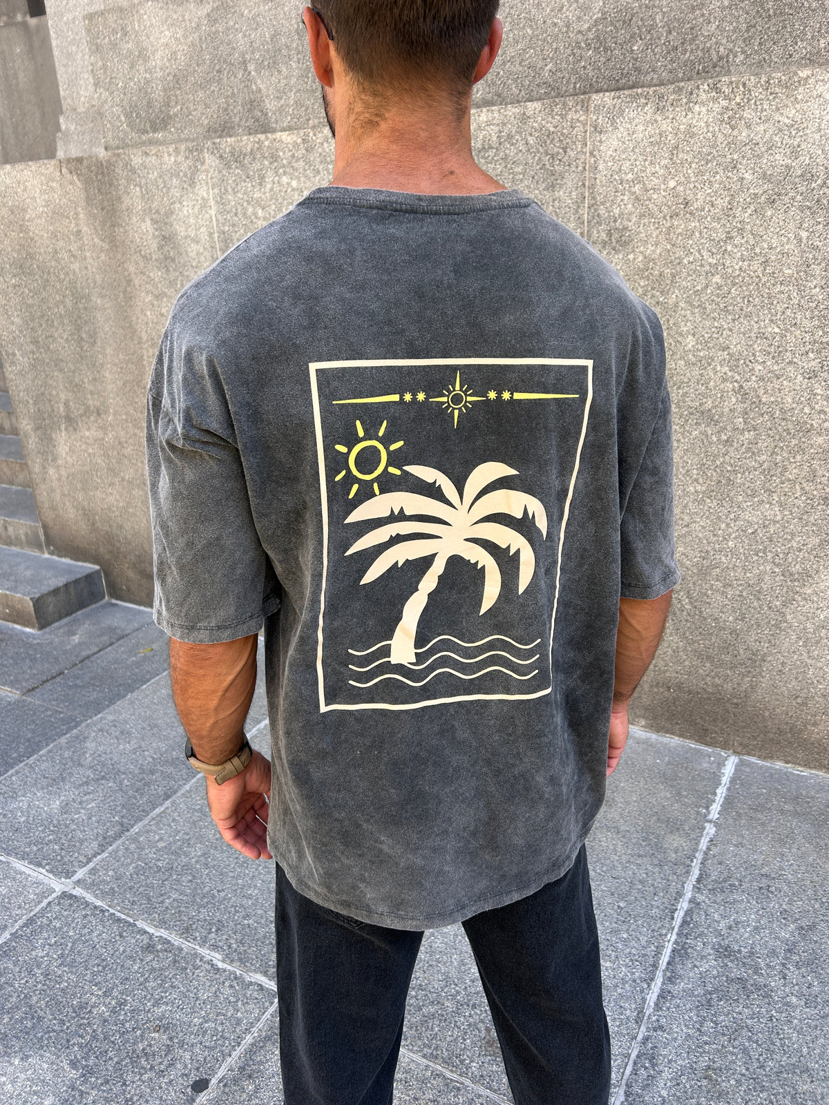 Remera gris lavada estampada