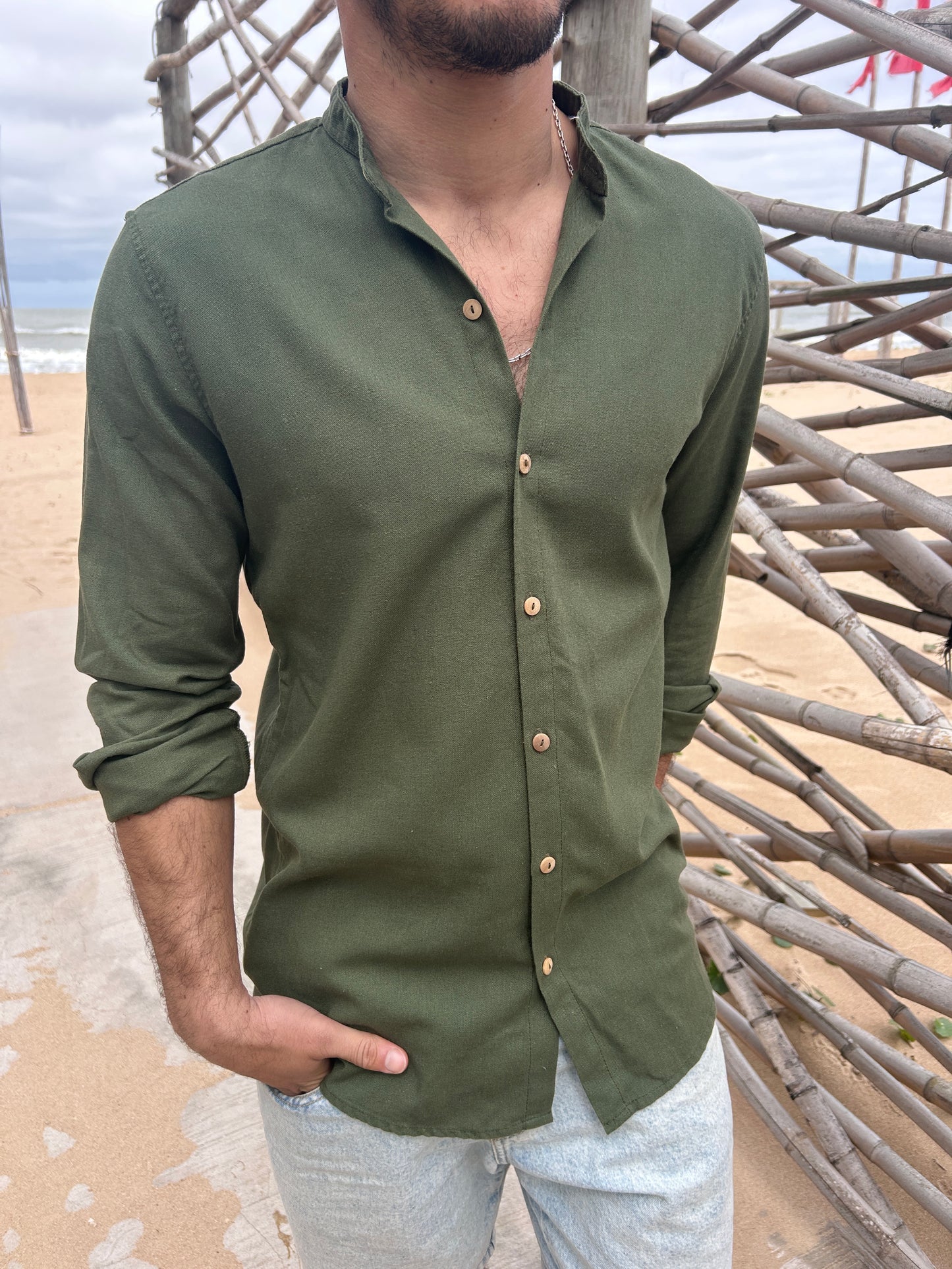 Camisa de lino verde oliva