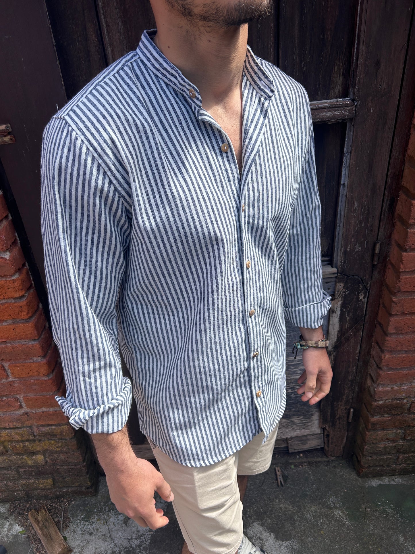 Camisa rayada azul marino y blanco