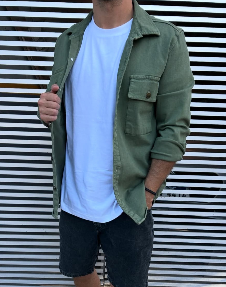 Sobre camisa verde