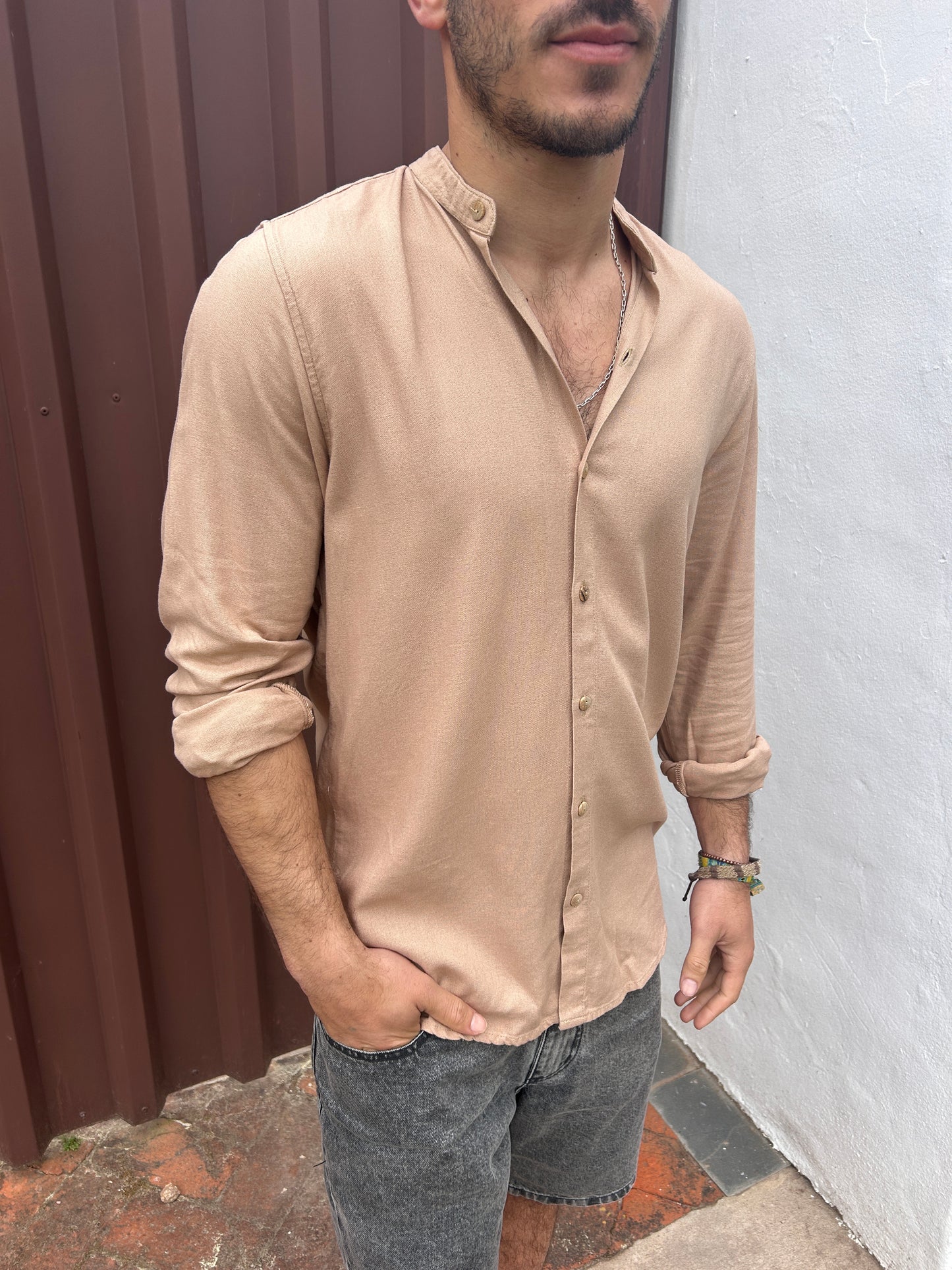 Camisa de lino beige oscuro