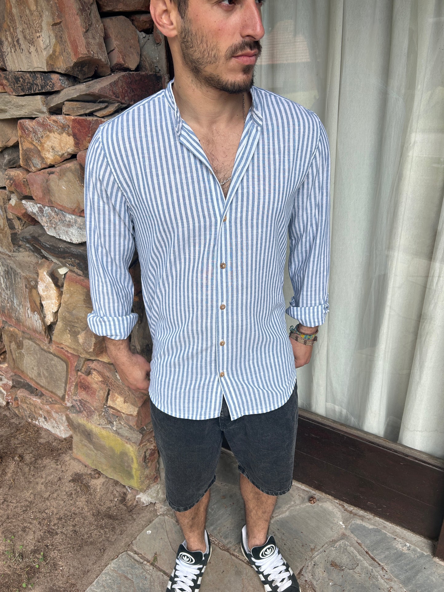 Camisa rayada celeste y blanca