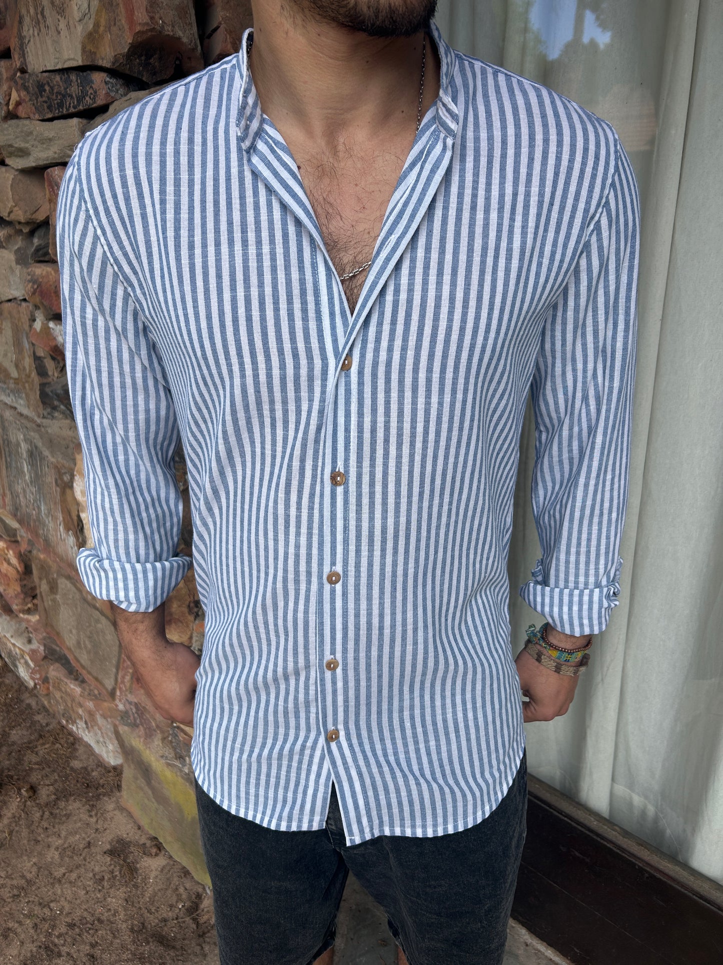 Camisa rayada celeste y blanca