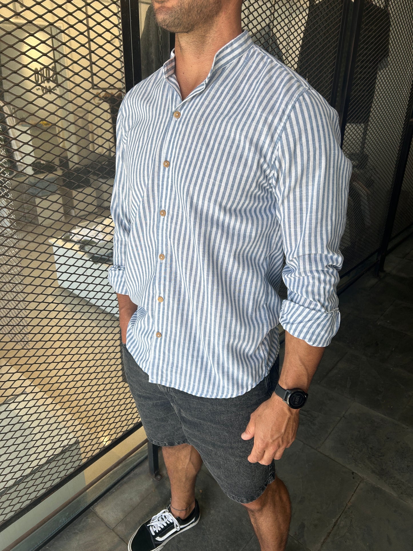 Camisa rayada celeste y blanca