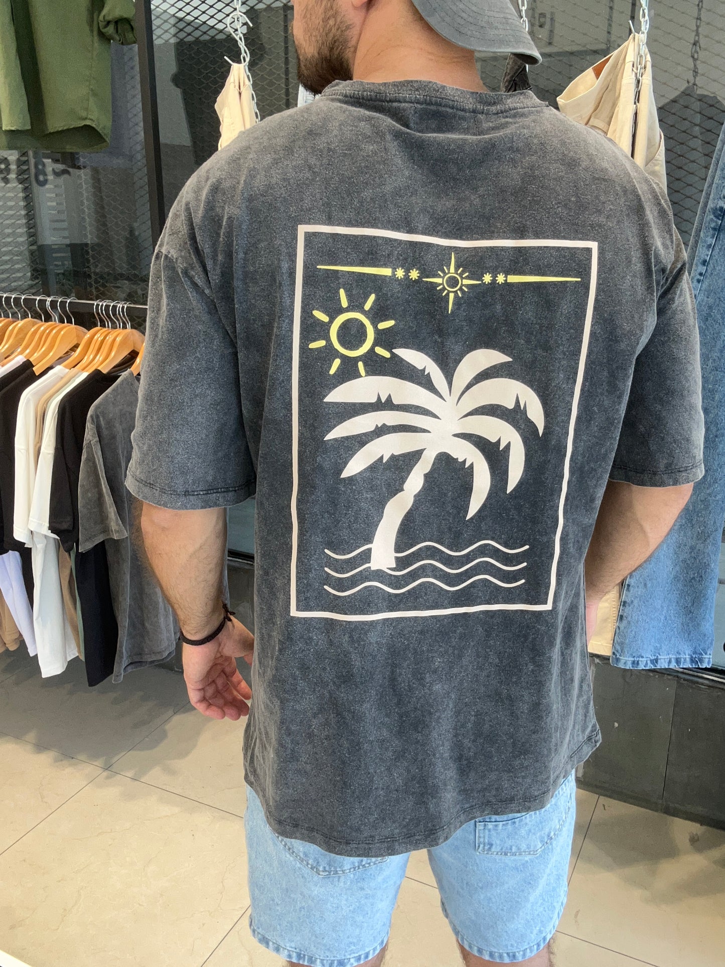 Remera gris lavada estampada