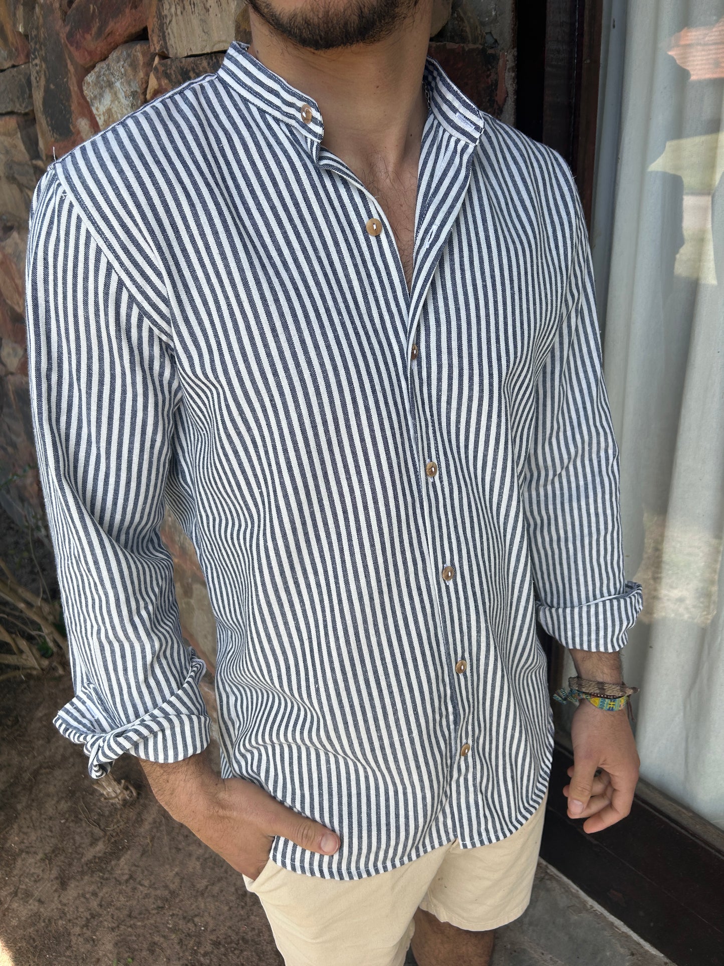 Camisa rayada azul marino y blanco