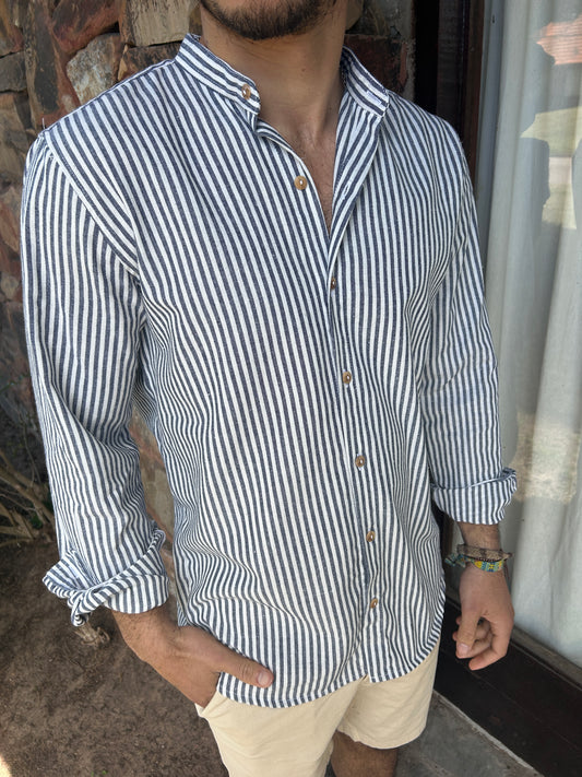 Camisa rayada azul marino y blanco